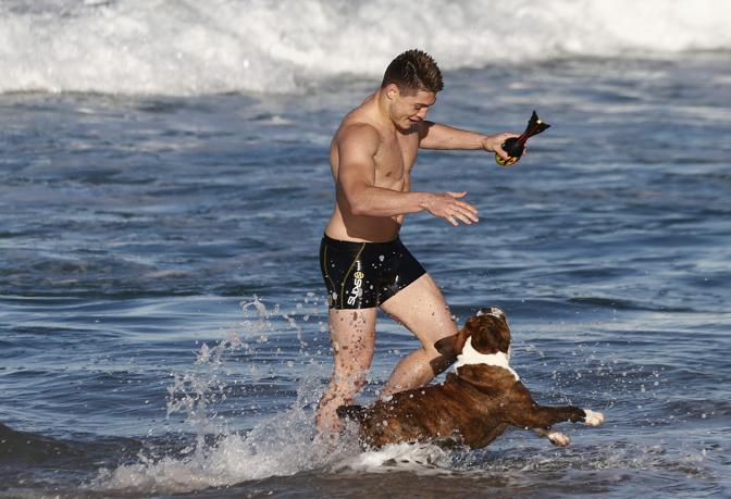 James O'Connor gioca con un cane. Reuters